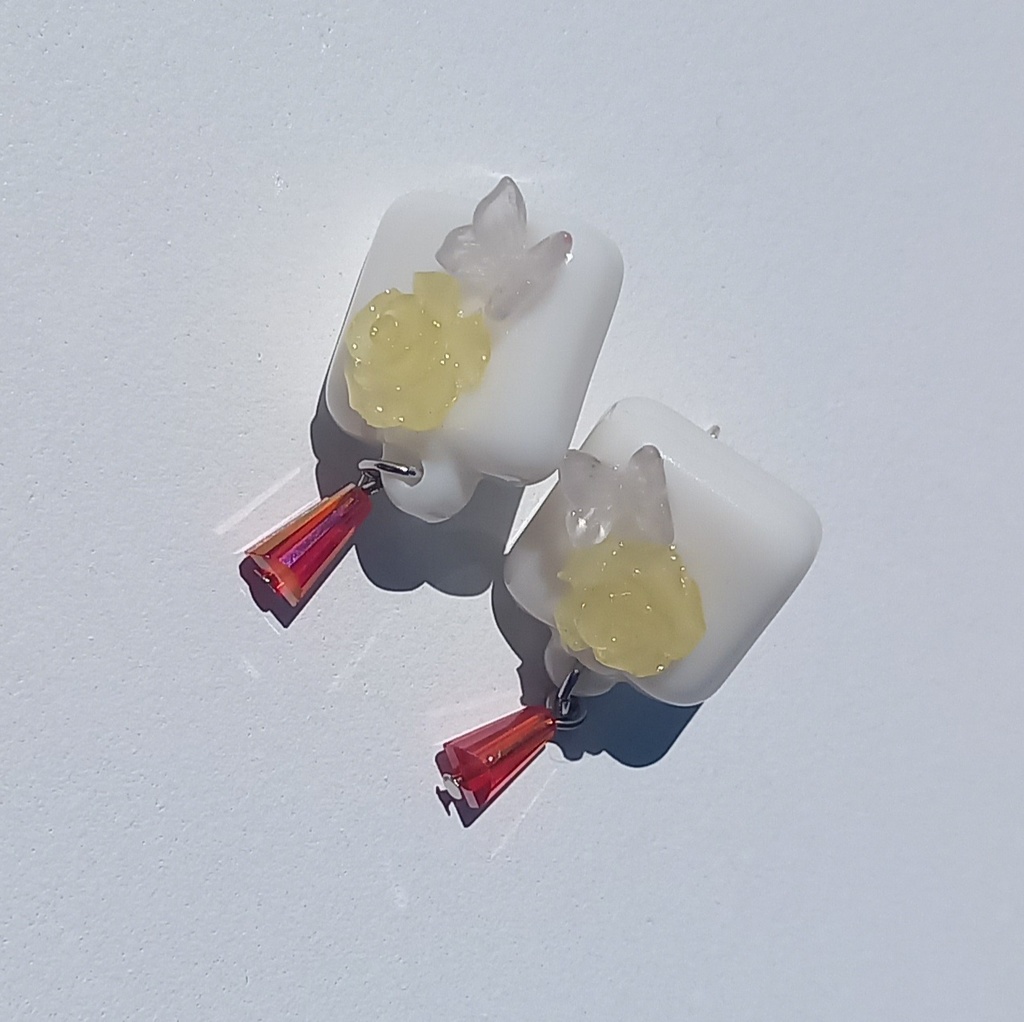 【モデル着用】【軽量】ホワイトスクエア バタフライ ローズ カラーチェンジ ピアス 2種