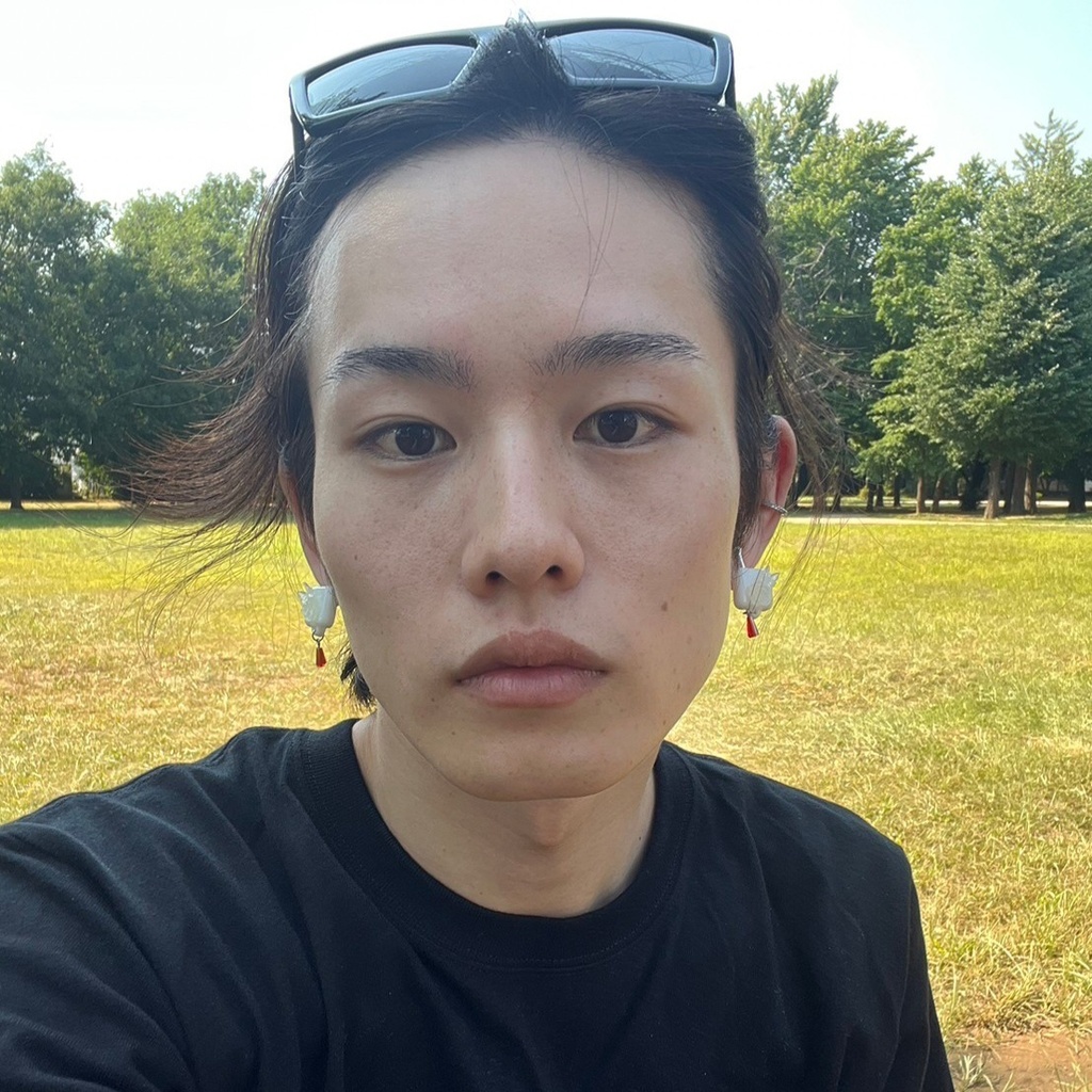 【モデル着用】【軽量】ホワイトスクエア バタフライ ローズ カラーチェンジ ピアス 2種