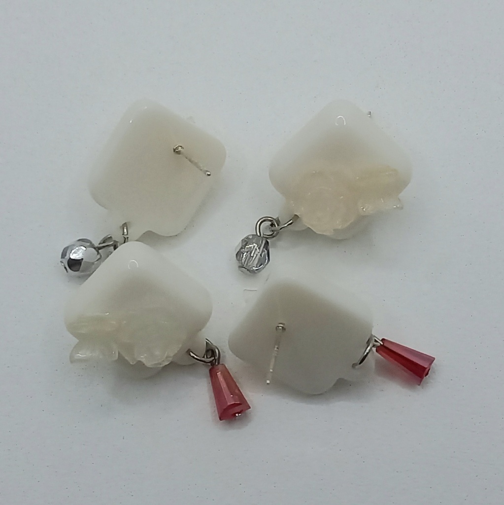 【モデル着用】【軽量】ホワイトスクエア バタフライ ローズ カラーチェンジ ピアス 2種