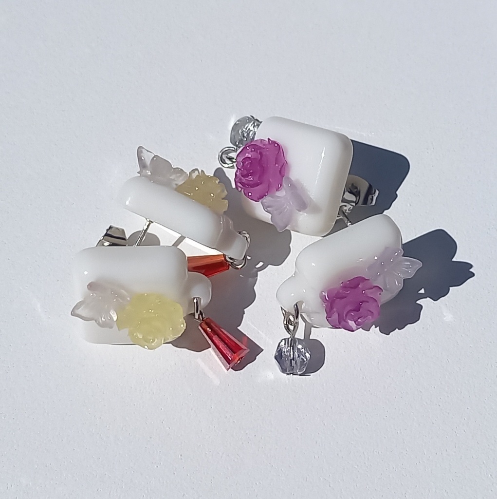 【モデル着用】【軽量】ホワイトスクエア バタフライ ローズ カラーチェンジ ピアス 2種