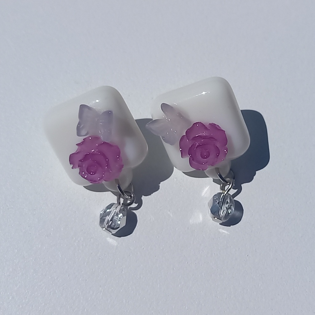 【モデル着用】【軽量】ホワイトスクエア バタフライ ローズ カラーチェンジ ピアス 2種