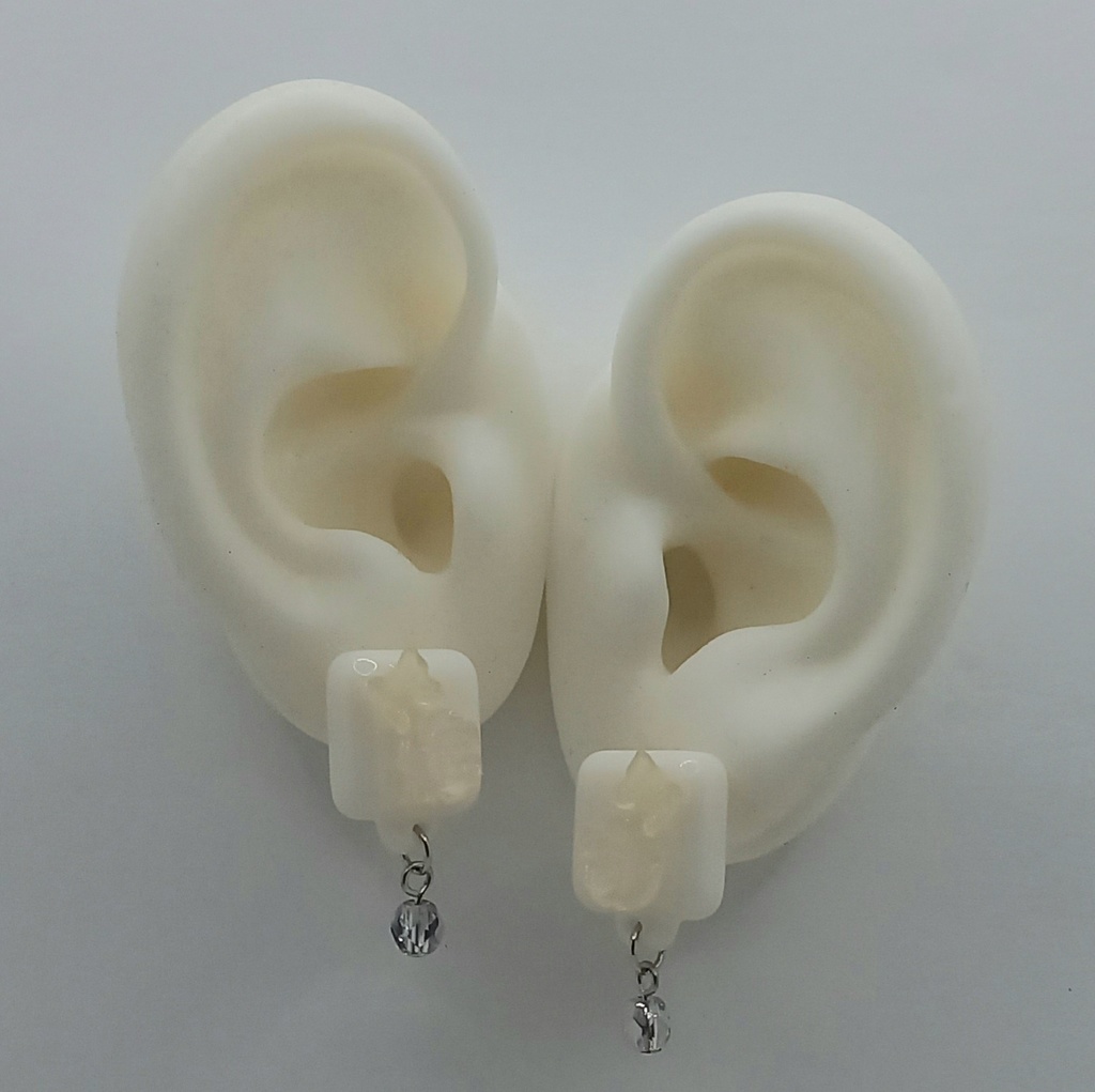 【モデル着用】【軽量】ホワイトスクエア バタフライ ローズ カラーチェンジ ピアス 2種