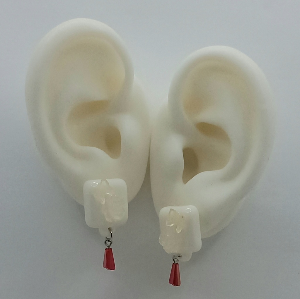 【モデル着用】【軽量】ホワイトスクエア バタフライ ローズ カラーチェンジ ピアス 2種