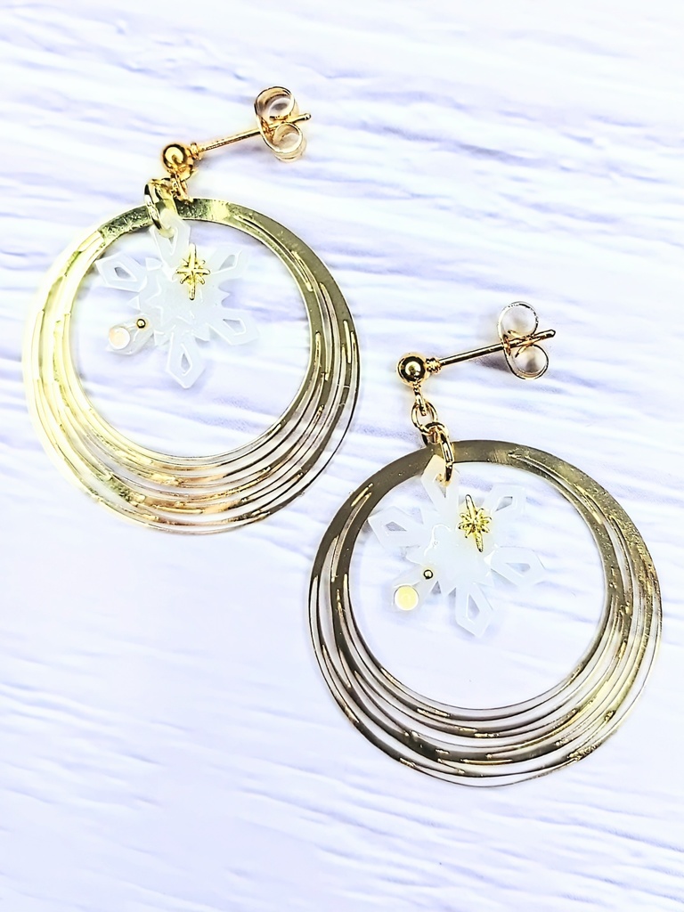 レジンアクセサリー ピアス スノーフレーク型 ゴールド&シルバー