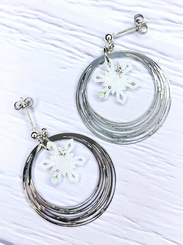 レジンアクセサリー ピアス スノーフレーク型 ゴールド&シルバー
