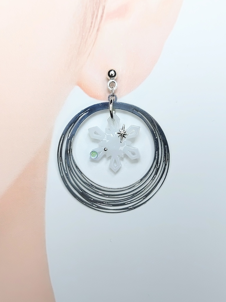 レジンアクセサリー ピアス スノーフレーク型 ゴールド&シルバー