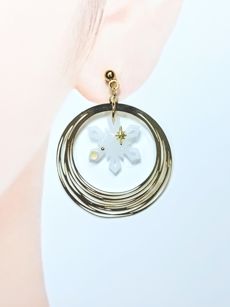 レジンアクセサリー ピアス スノーフレーク型 ゴールド&シルバー