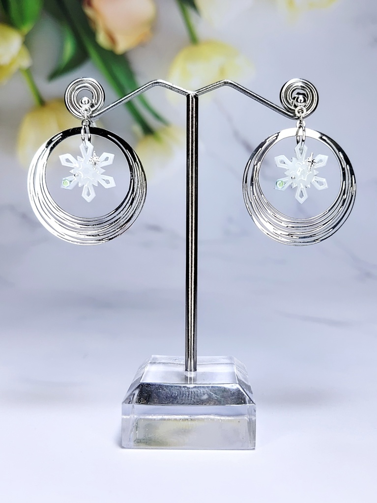 レジンアクセサリー ピアス スノーフレーク型 ゴールド&シルバー
