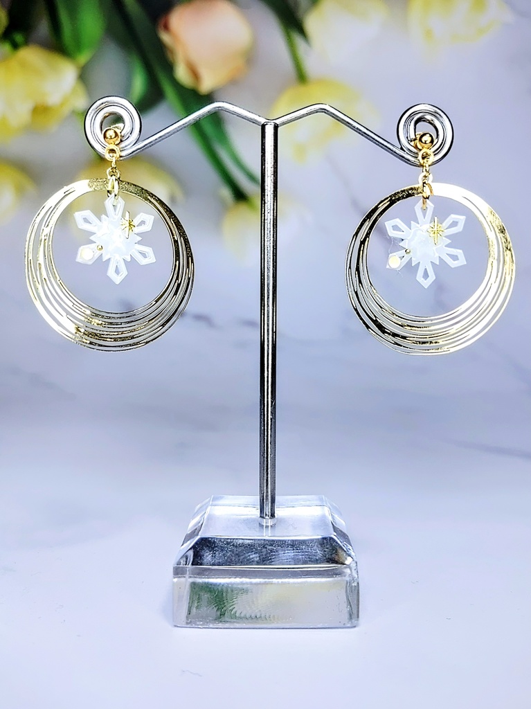レジンアクセサリー ピアス スノーフレーク型 ゴールド&シルバー