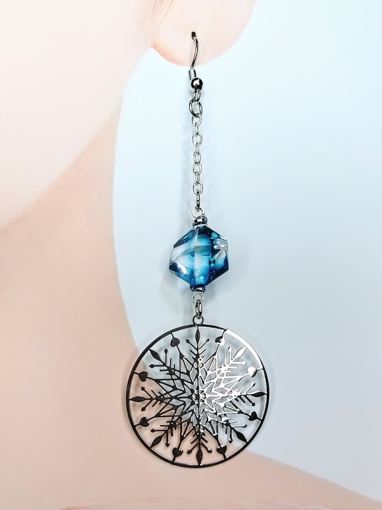レジンアクセサリー フックピアス スノーフレーク型 シルバー&ブラック