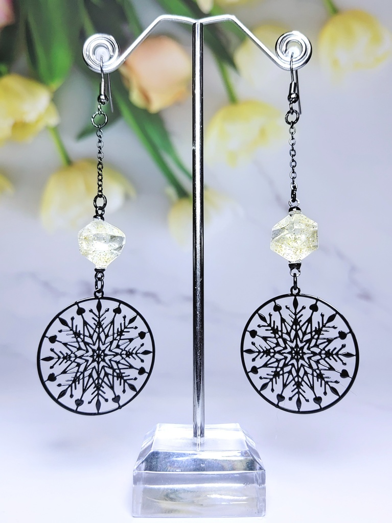 レジンアクセサリー フックピアス スノーフレーク型 シルバー&ブラック