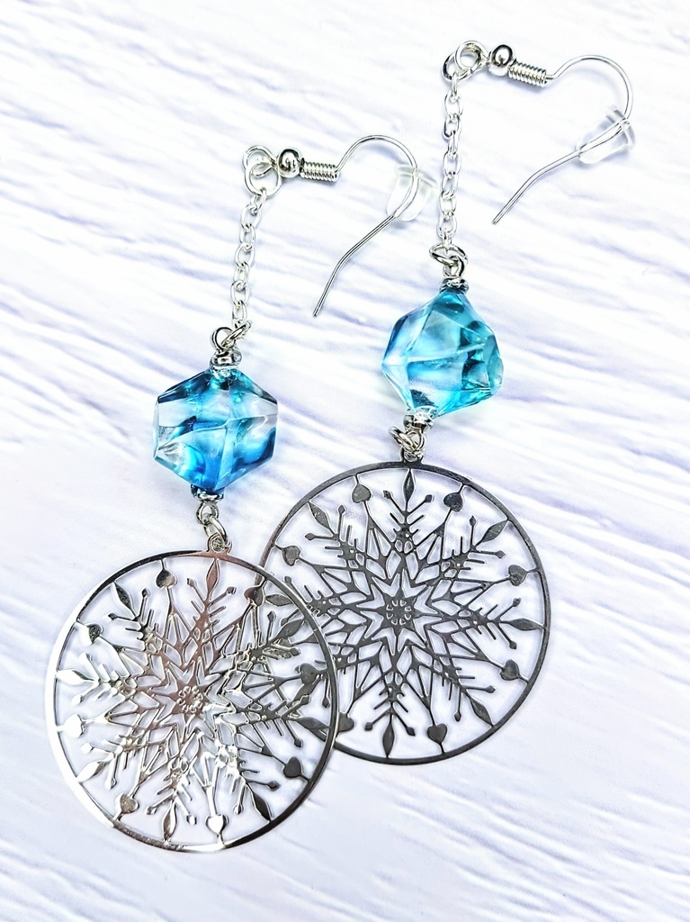 レジンアクセサリー フックピアス スノーフレーク型 シルバー&ブラック