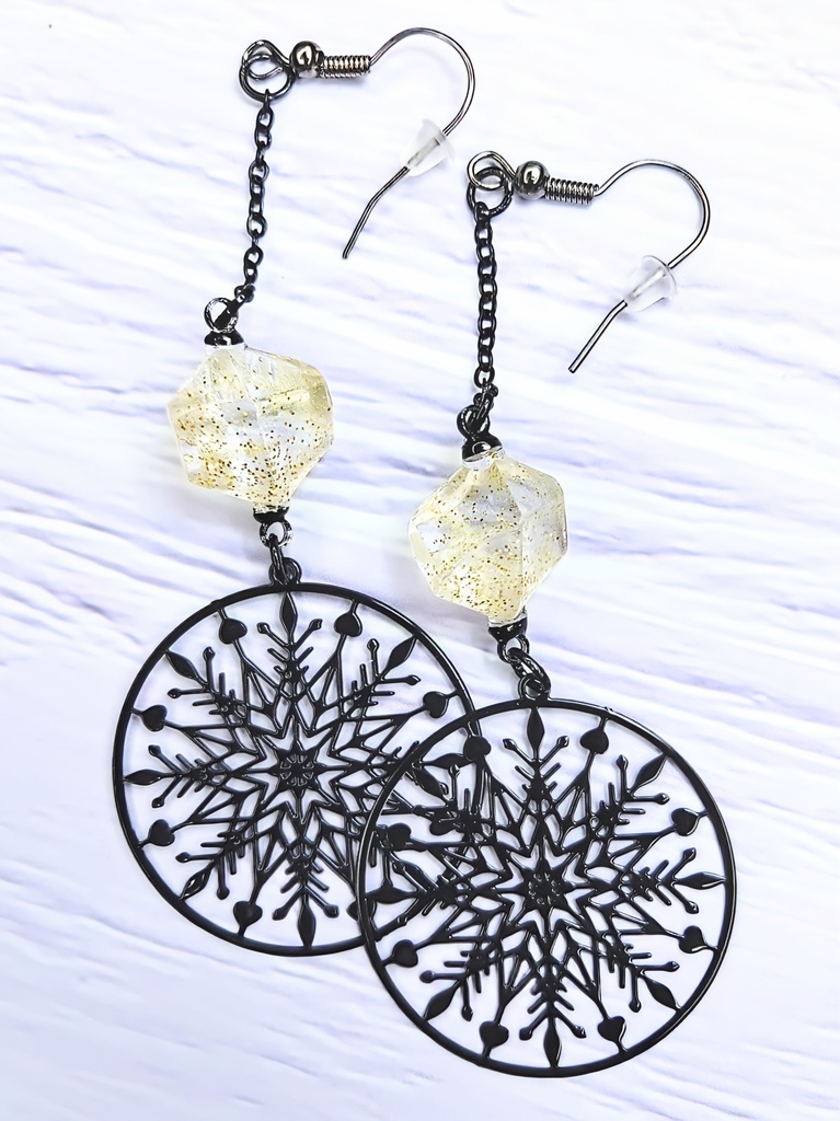 レジンアクセサリー フックピアス スノーフレーク型 シルバー&ブラック
