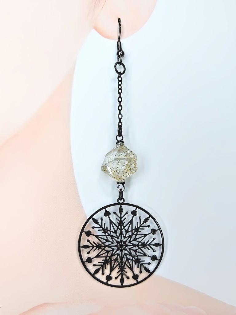 レジンアクセサリー フックピアス スノーフレーク型 シルバー&ブラック