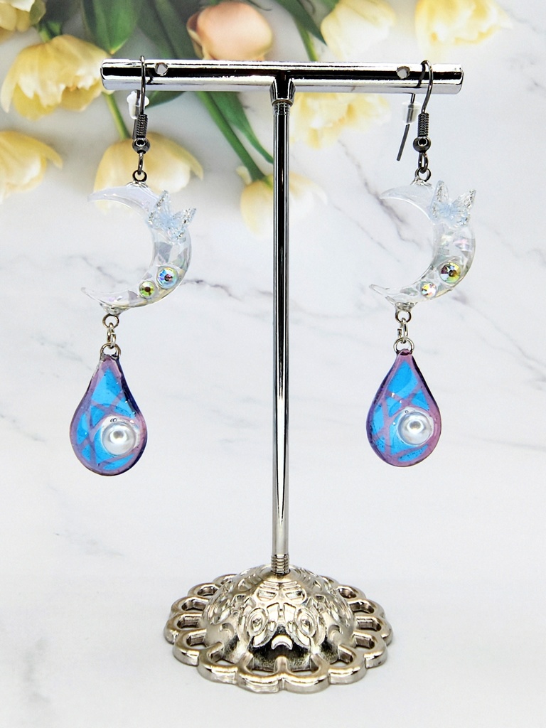 レジンアクセサリー ピアス 月のしずく