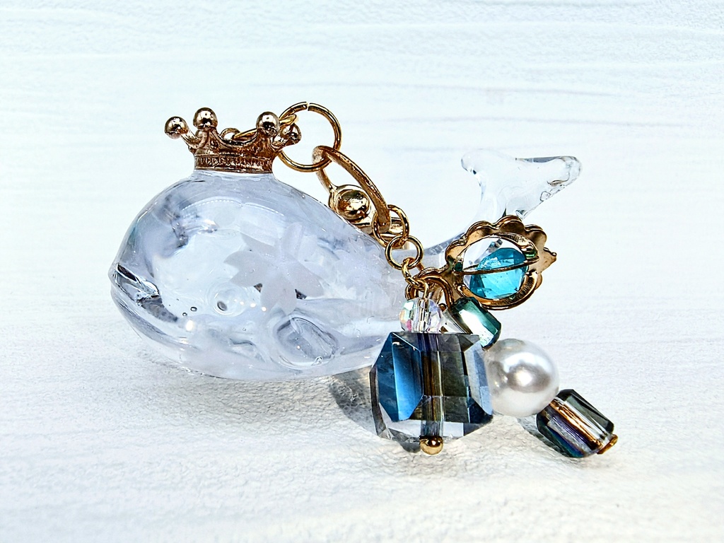 クジラのクリスタル風キーホルダー