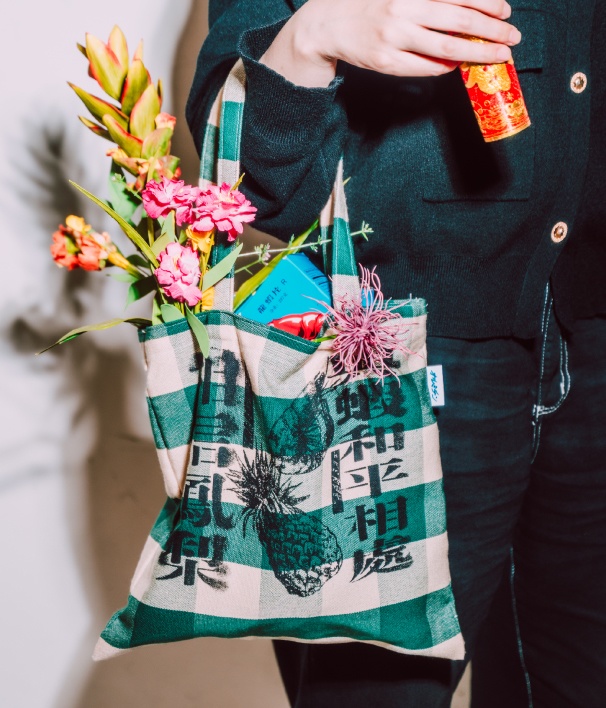 エビとパイナップルのトート