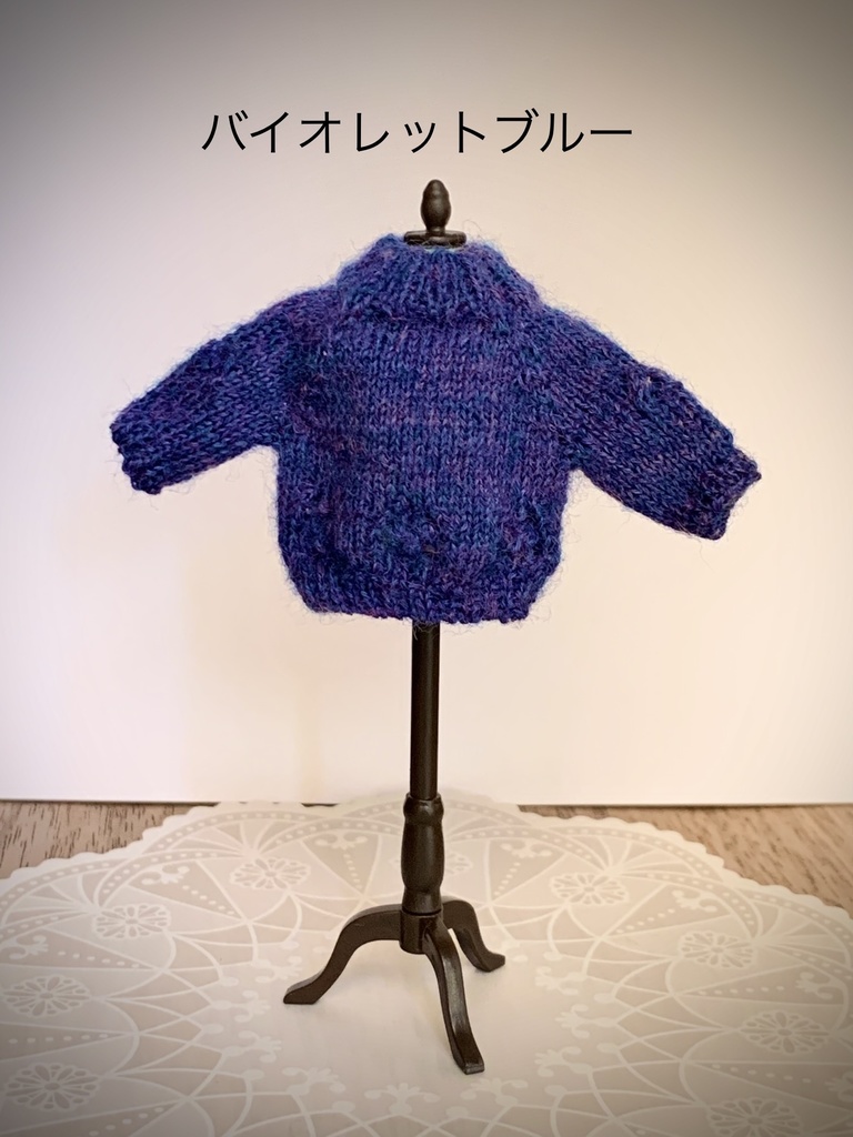 お花の透かし模様入りセーター