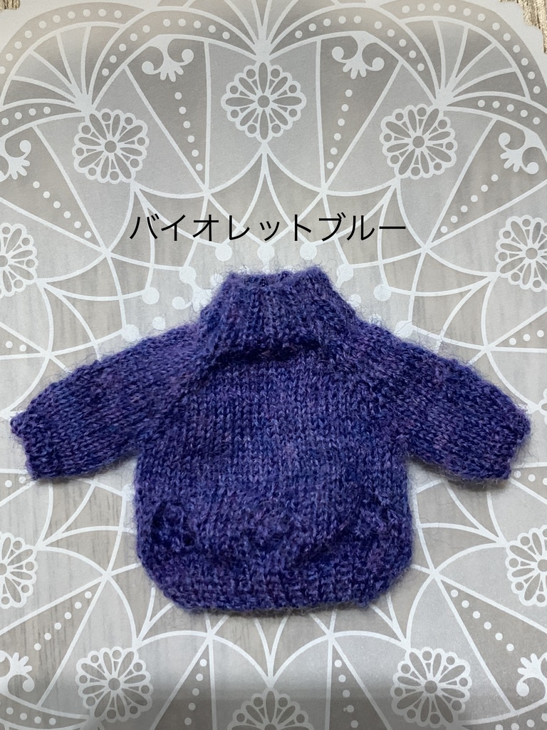 お花の透かし模様入りセーター