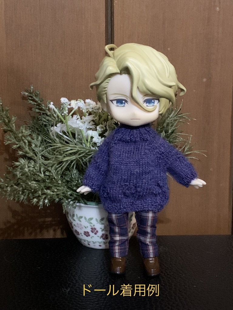 お花の透かし模様入りセーター