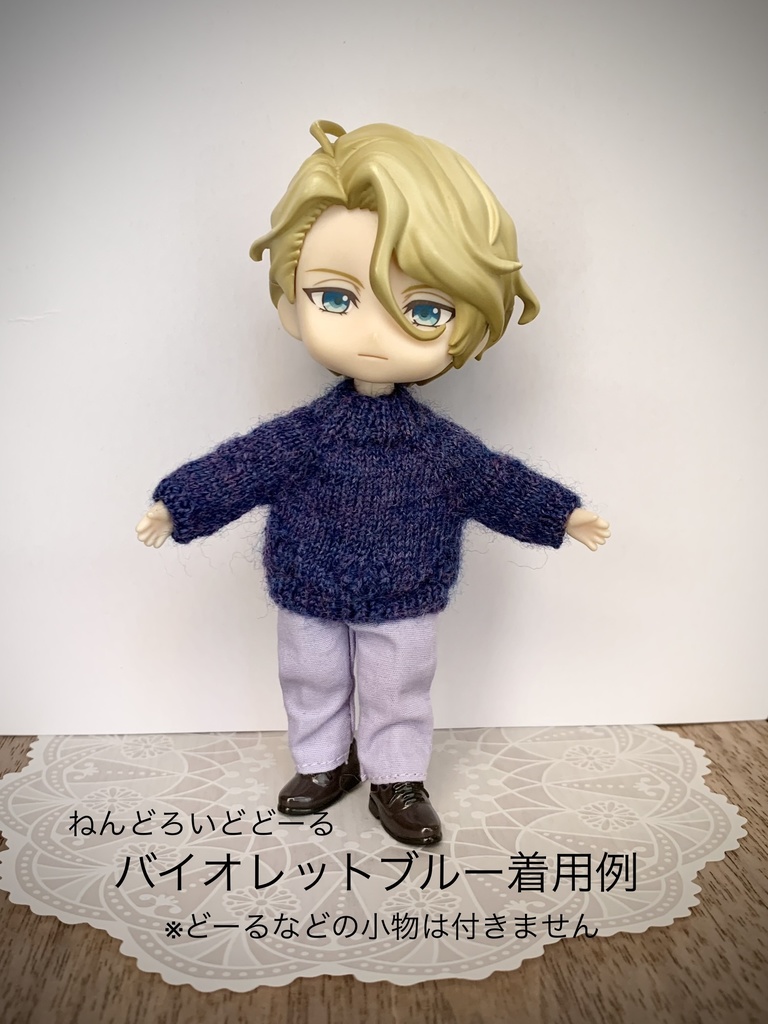 お花の透かし模様入りセーター