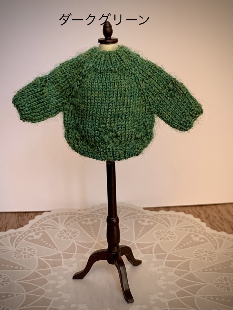 お花の透かし模様入りセーター