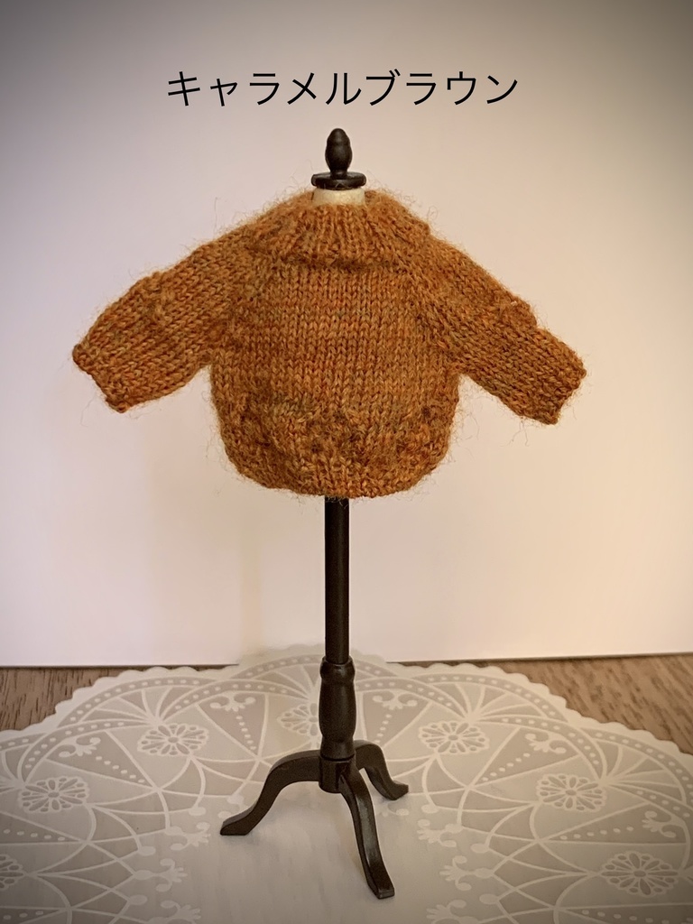 お花の透かし模様入りセーター