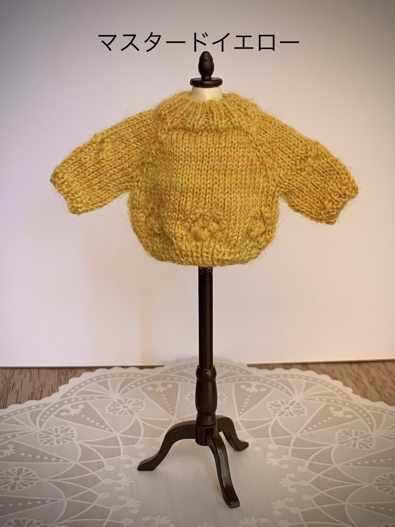 お花の透かし模様入りセーター