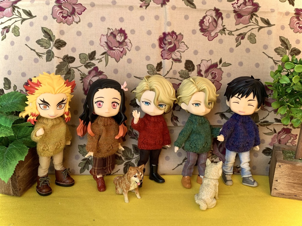 お花の透かし模様入りセーター