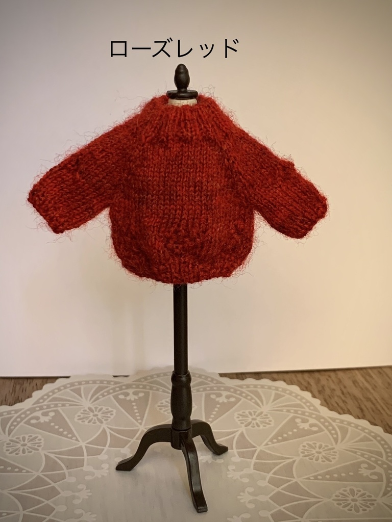 お花の透かし模様入りセーター