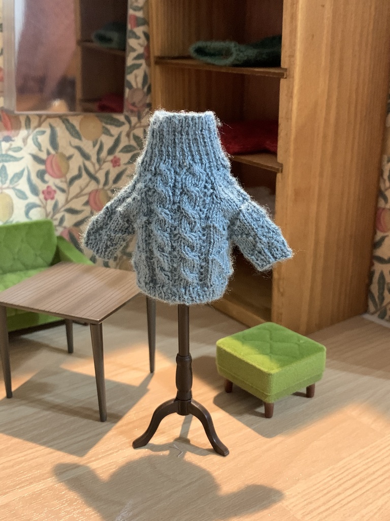 ケーブル模様のタートルネックセーター