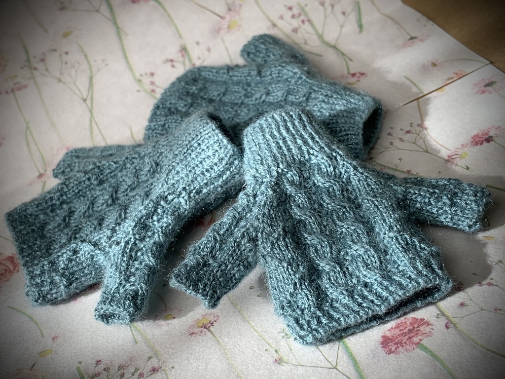 ケーブル模様のタートルネックセーター