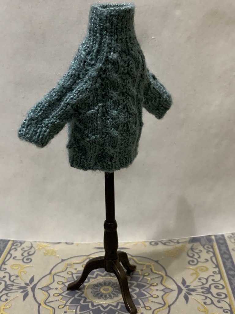 ケーブル模様のタートルネックセーター