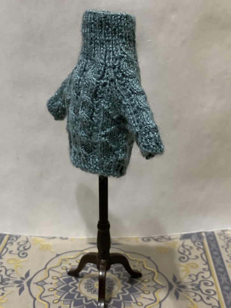 ケーブル模様のタートルネックセーター