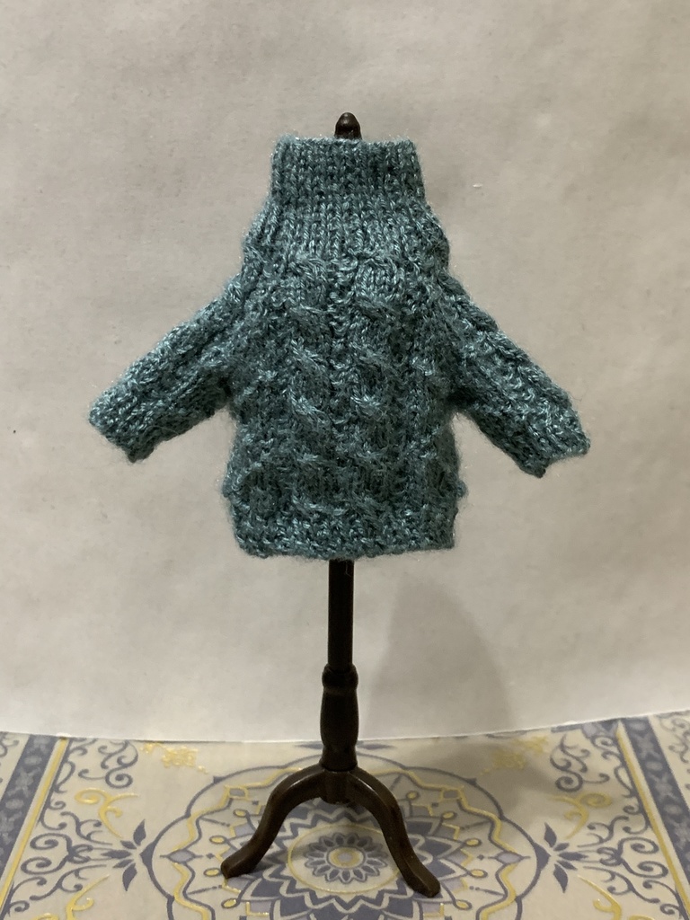 ケーブル模様のタートルネックセーター