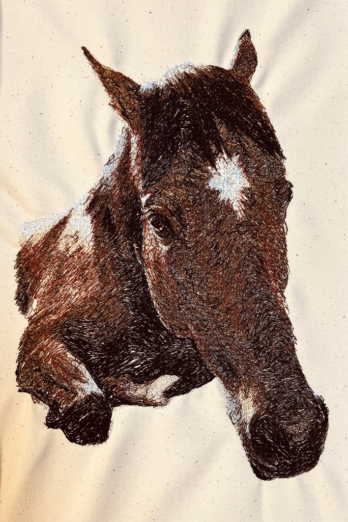 【スマホ壁紙】黒鹿毛の馬 — 刺繍作家が描く「糸の重なり」を感じるイラスト