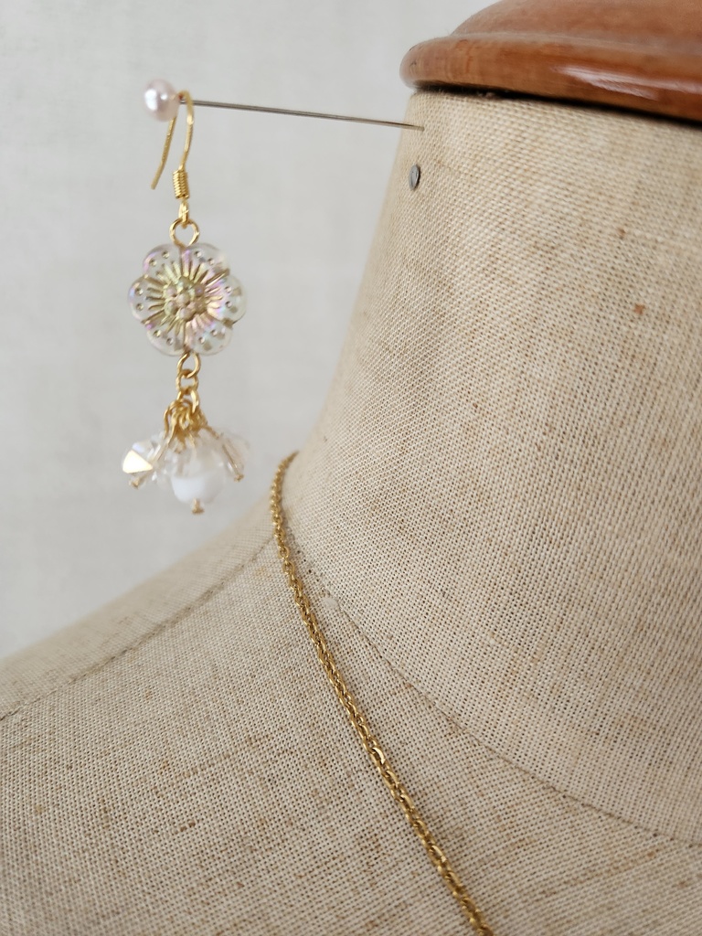 オパールフラワーシリーズ/ゴールド ピアス単体