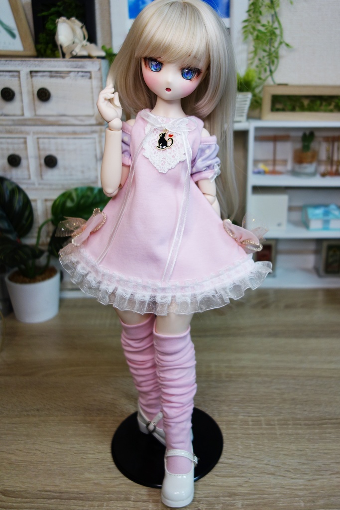 肩出しワンピースとくしゅくしゅソックス