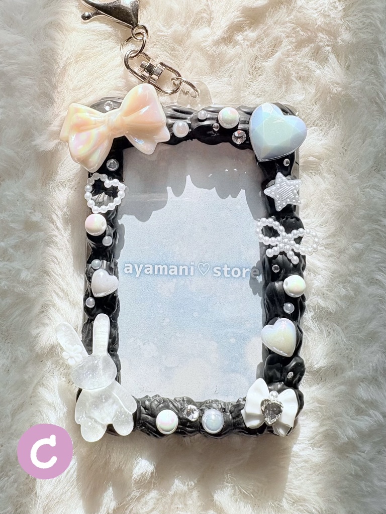 新作🤍🖤チェキケースキーホルダー(AとBは各3つずつ同じデザインあり※細かなパーツなど個体差あり!詳細は紹介文にて)