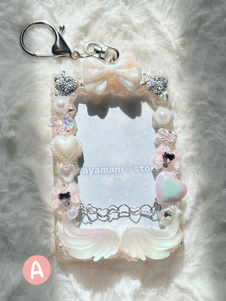 新作🤍🖤チェキケースキーホルダー(AとBは各3つずつ同じデザインあり※細かなパーツなど個体差あり!詳細は紹介文にて)