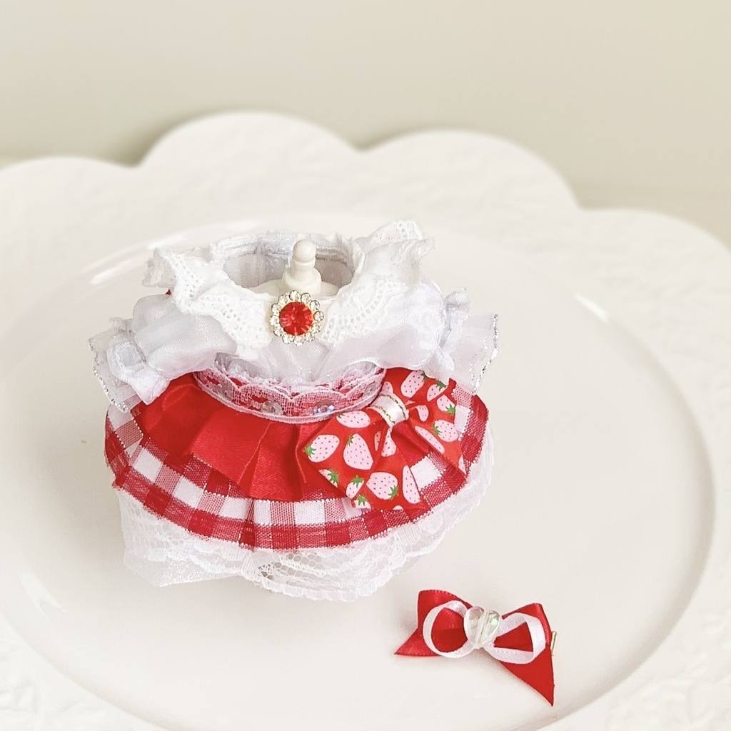 甘酸っぱい赤いいちごのミニドレス