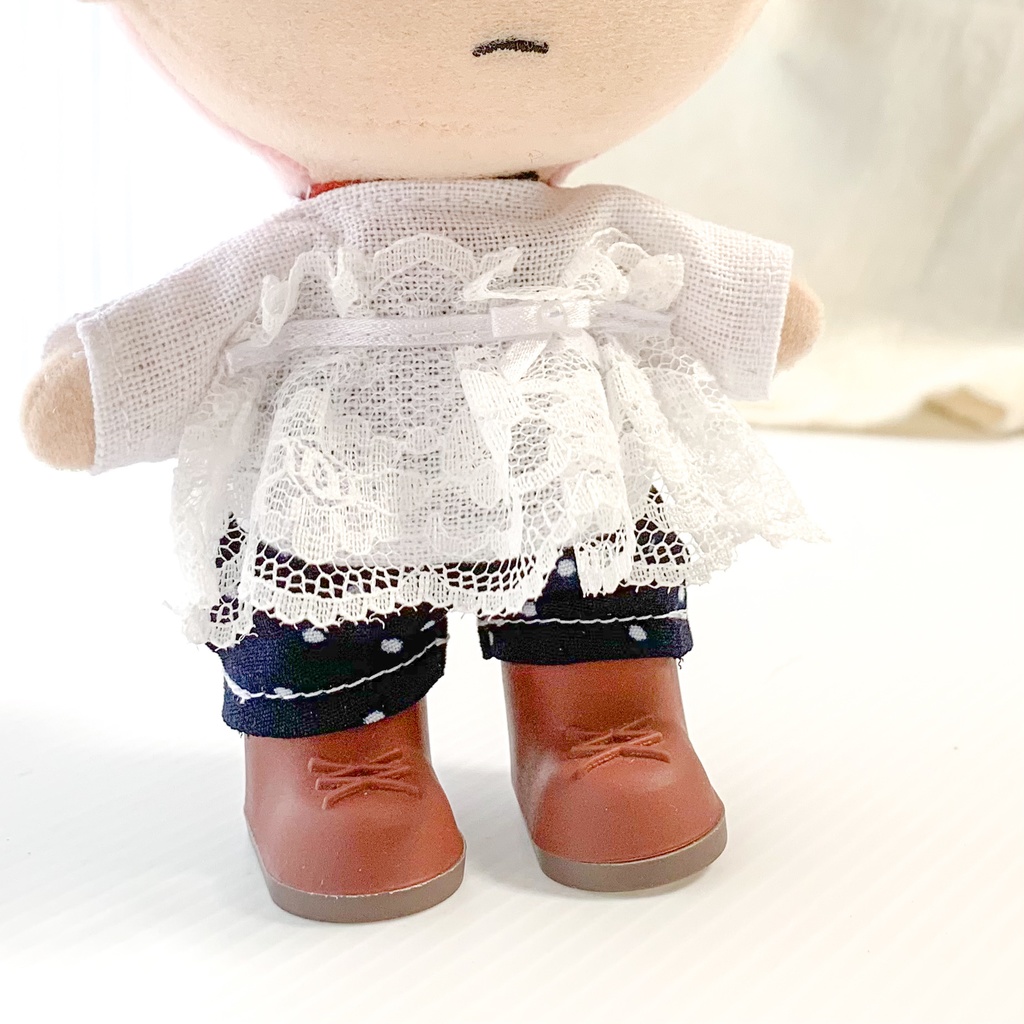 蝶々が華やぐレースのナチュラルコーデ