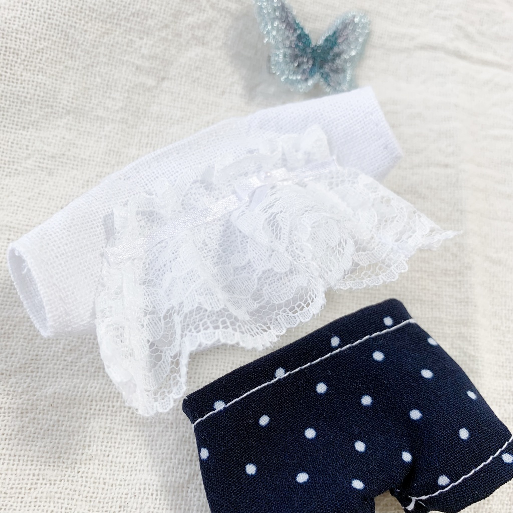 蝶々が華やぐレースのナチュラルコーデ