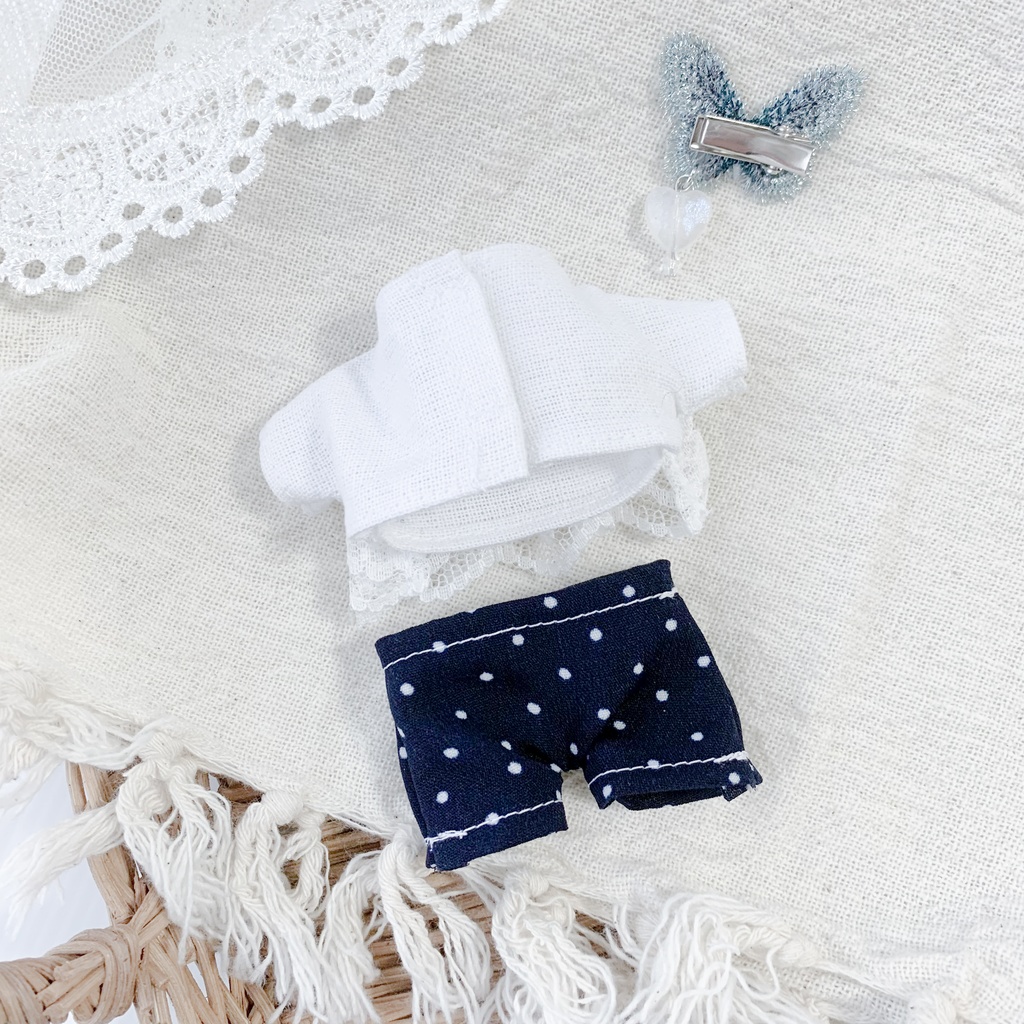 蝶々が華やぐレースのナチュラルコーデ