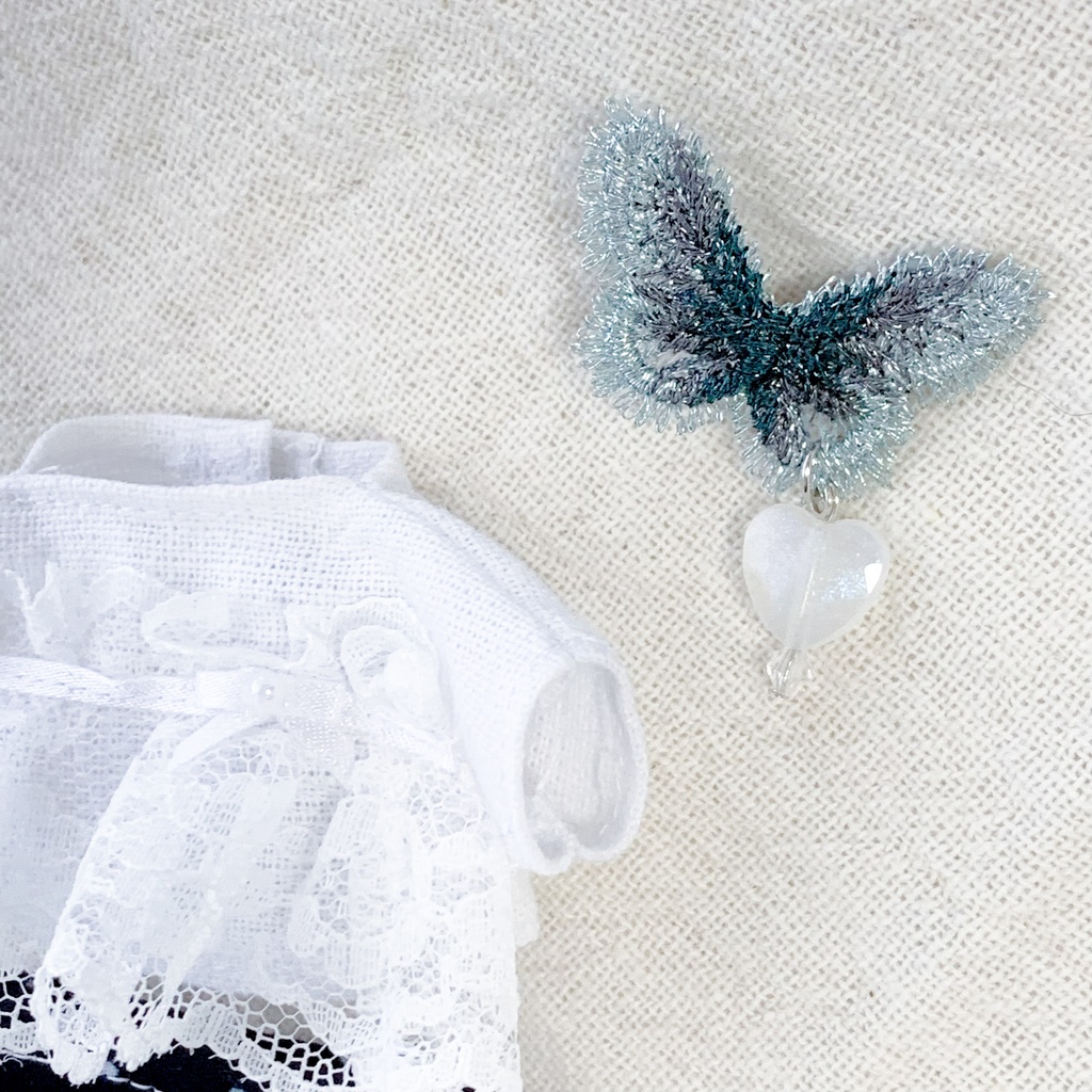 蝶々が華やぐレースのナチュラルコーデ