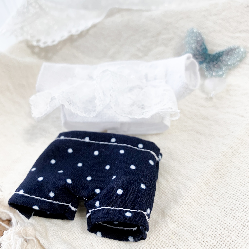 蝶々が華やぐレースのナチュラルコーデ