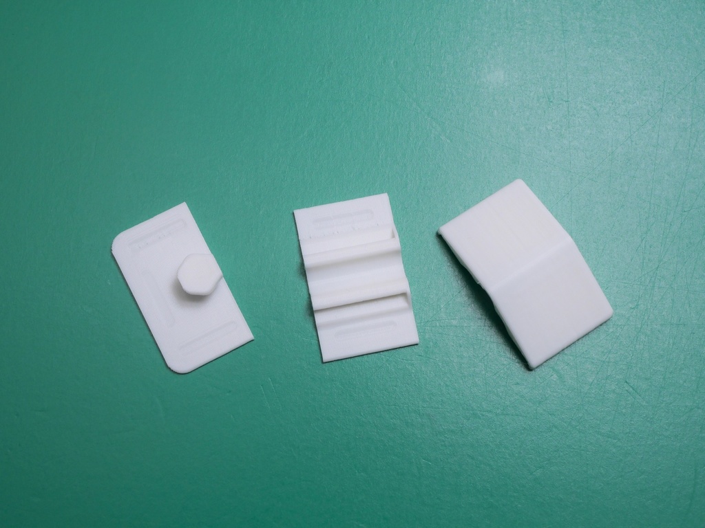 ホッチキスで取り付ける「壁掛けフック」と「ケーブルホルダー」