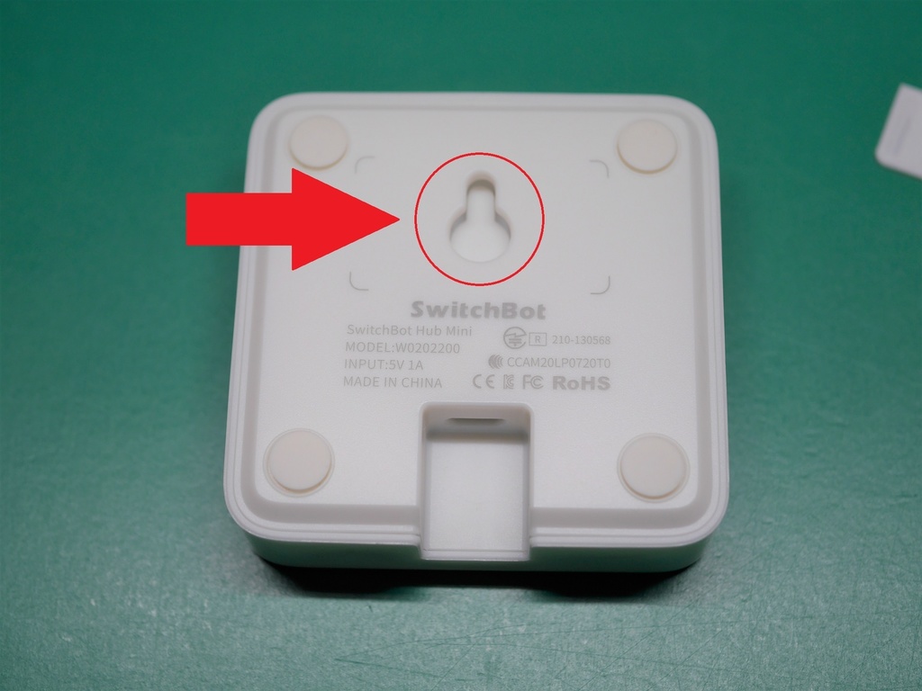 ホッチキスで取り付ける「壁掛けフック」と「ケーブルホルダー」