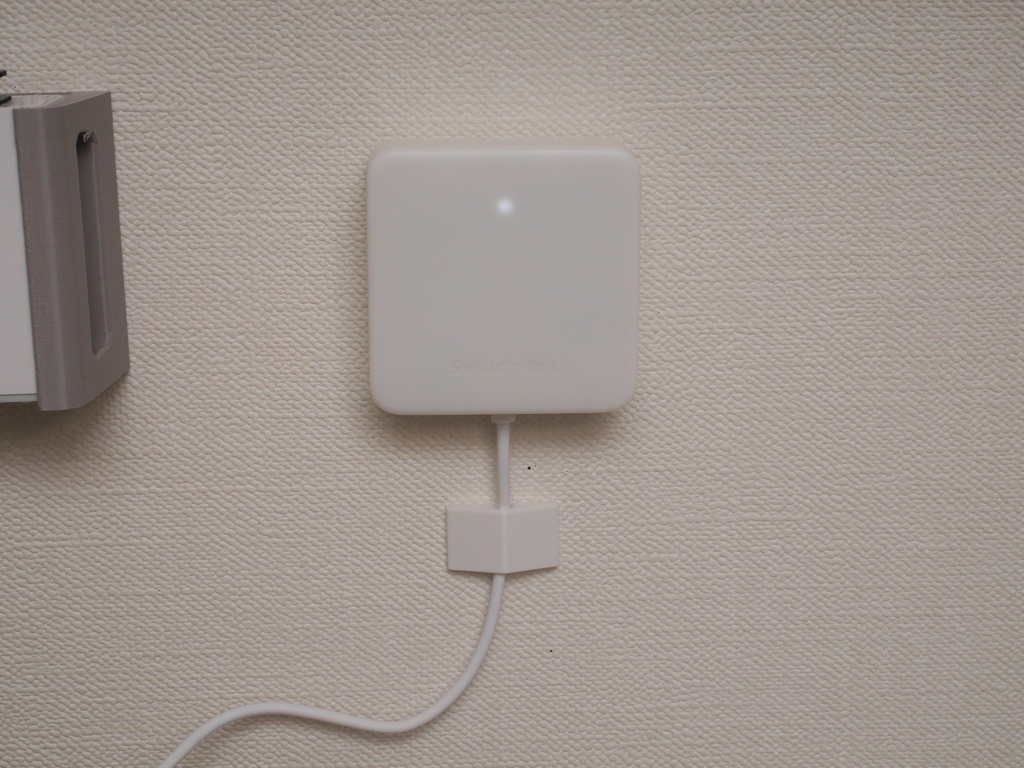 ホッチキスで取り付ける「壁掛けフック」と「ケーブルホルダー」