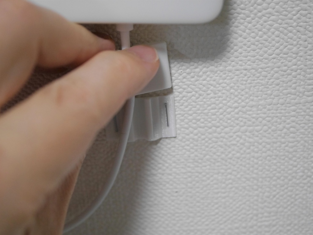 ホッチキスで取り付ける「壁掛けフック」と「ケーブルホルダー」